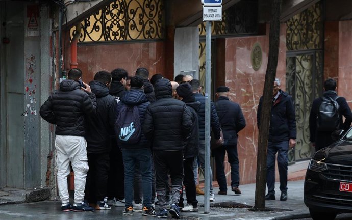 Archivo - Varios argelinos hacen cola para entrar en la Embajada de Argelia, a 4 de febrero de 2026, en Madrid (España). 
