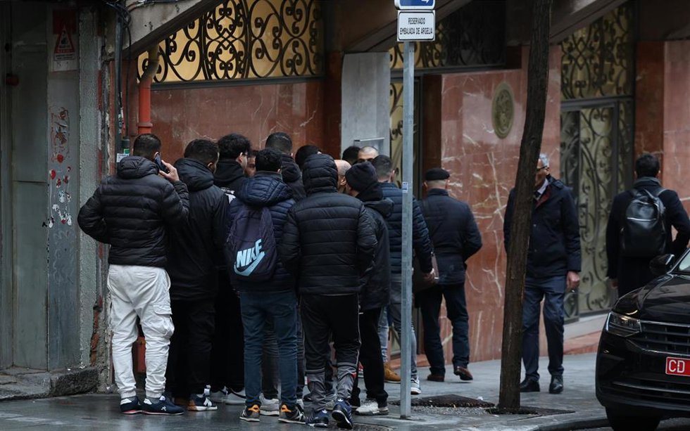 Archivo - Varios argelinos hacen cola para entrar en la Embajada de Argelia, a 4 de febrero de 2026, en Madrid (España). 