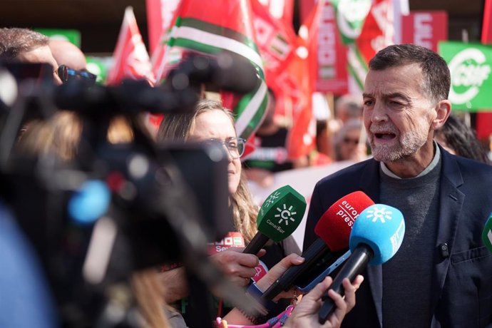 El candidato de Por Andalucía a la Presidencia de la Junta y coordinador federal de Izquierda Unida (IU), Antonio Maíllo, atiende a los medios en la concentración de la plantilla de Faisem.