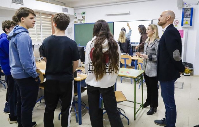 La alcaldesa de Alcalá de Guadaíra, Ana Isabel Jiménez, junto a unos alumnos.
