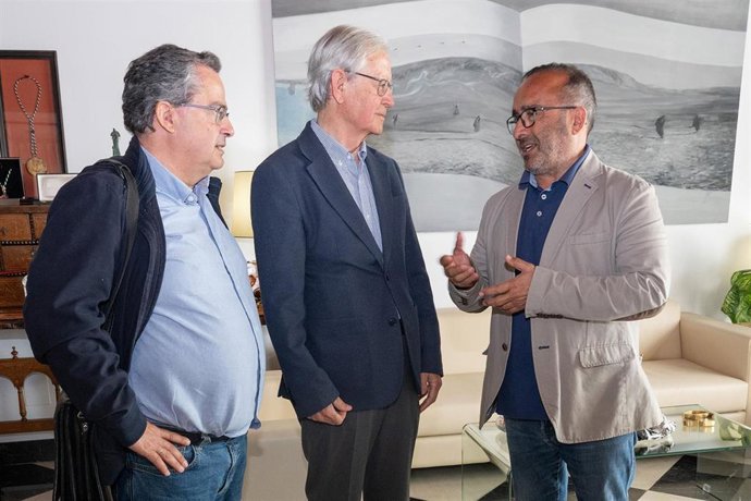 El presidente de la Diputación de Cáceres, Miguel Ángel Morales se ha reunido este viernes con el presidente de la Liga Española de la Educación y de Fundación CIVES, Victorino Mayoral, y el secretario Liga Extremeña, Dionisio Castillejo