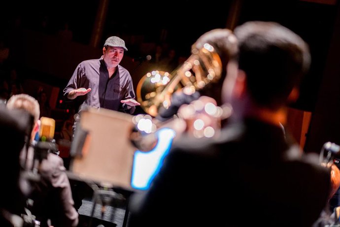 Archivo - El director de la Big Band, Agustín Lozano.