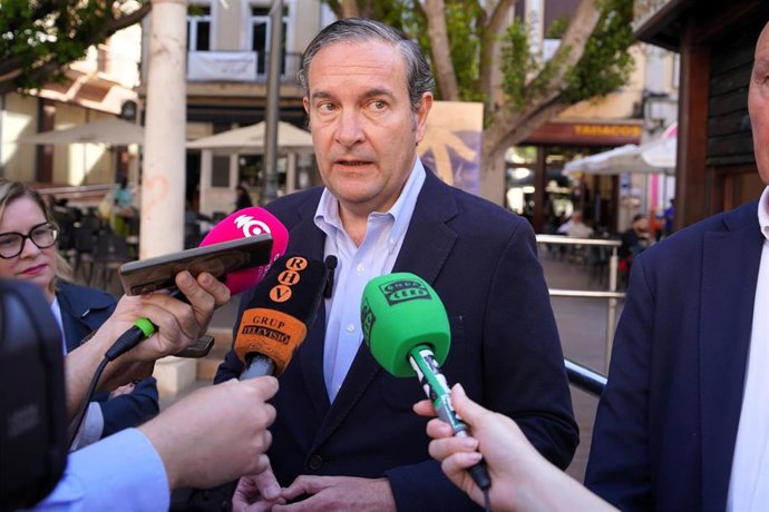 El síndic del PP en Les Corts, Nando Pastor, en una atención a medios