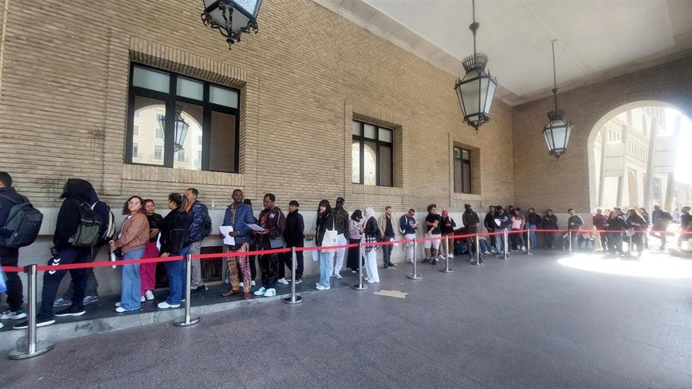 Largas filas en el edificio central del Ayuntamiento de Zaragoza tras la aprobación de la regularización extraordinaria de migrantes.