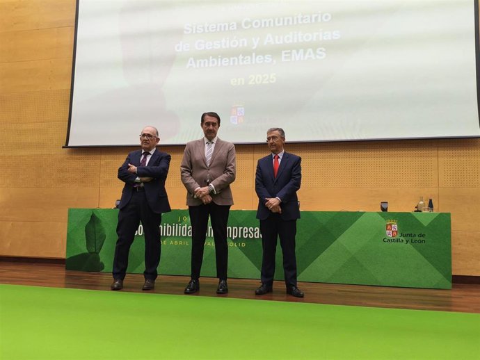 El consejero de Medio Ambiente, Vivienda y Ordenación del Territorio de Castilla y León, Juan Carlos Suárez-Quiñones, en el centro, durante la jornada 'Sostenibilidad en empresas'.