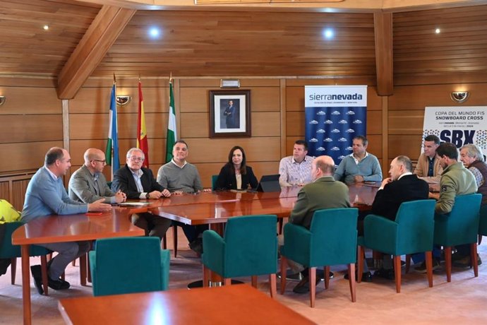La consejera de Fomento, Rocío Díaz, en reunión en Sierra Nevada.
