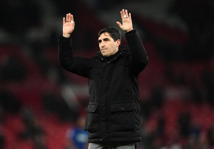 Archivo - El entrenador español del AFC Bournemouth, Andoni Iraola, después de un encuentro de la Premier League. 