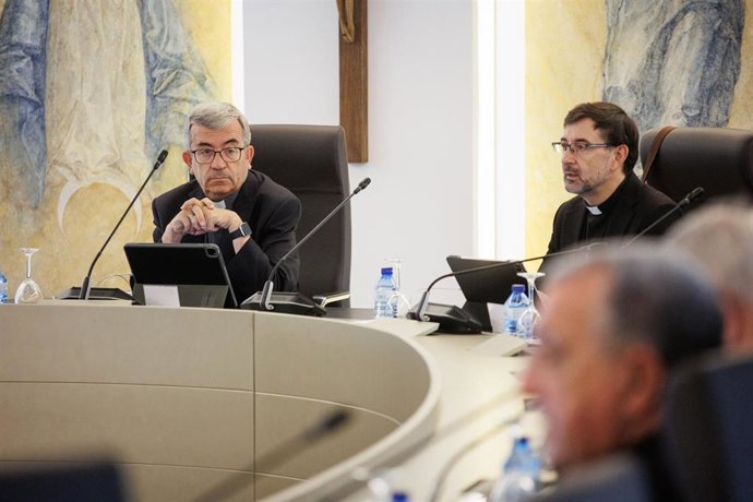 Archivo - El presidente de la CEE, Mons. Luis Argüello (i), y el vicepresidente de la CEE, Cardenal José Cobodurante (d), durante la 267º reunión de la Comisión Permanente de la CEE, en la sede de la CEE, a 2 de julio de 2024, en Madrid (España). Durante 