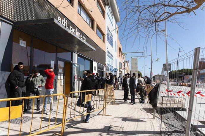 Ciudadanos marroquíes acuden al consulado rifeño en Almería para documentarse ante la regularización impulsada por el Gobierno. A 14 de abril de 2026 en Almería, (Andalucía, España). Unas 8.000 personas han pasado desde este sábado, 11 de abril, por el co