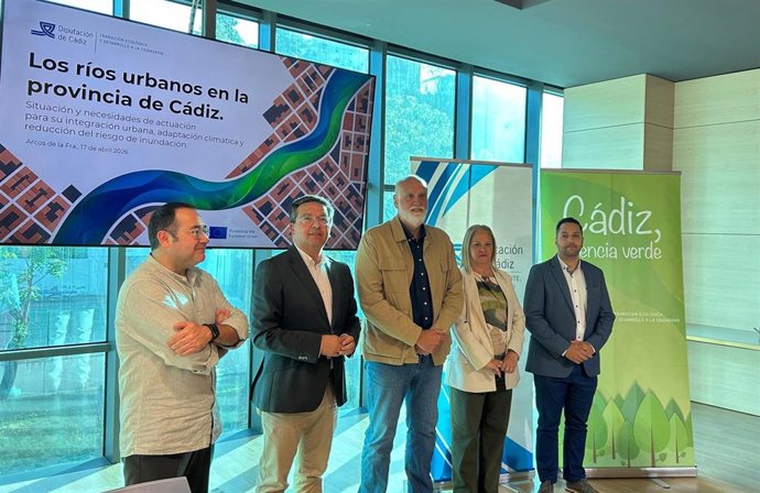 El vicepresidente segundo y responsable de Transición Ecológica de la Diputación, Javier Vidal (c), en una jornada de inicio del proyecto Urraca en Arcos de la Frontera (Cádiz)