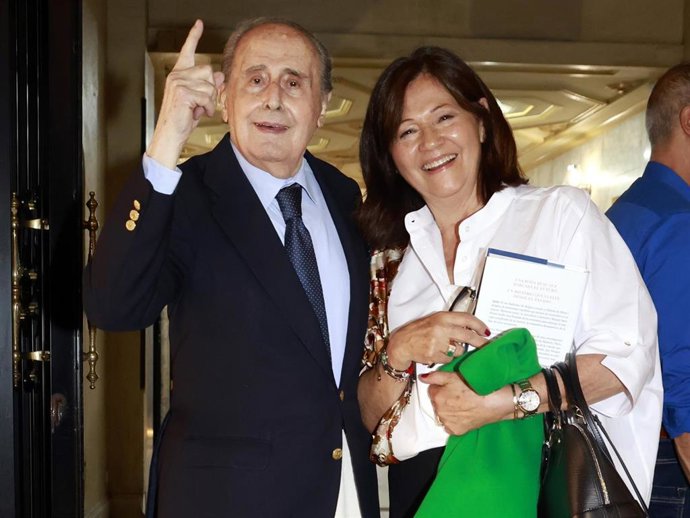 Jaime Peñafiel durante la presentación de la nueva novela de Nieves Herrero, 'La prometida'