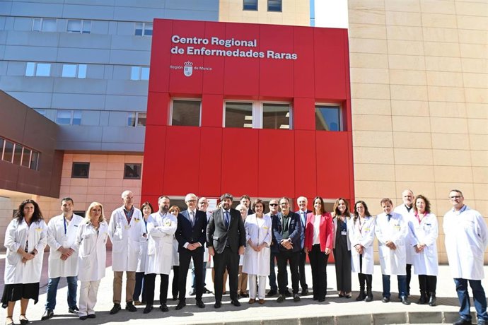 El nuevo Centro Regional de Enfermedades Raras ha sido inaugurado este viernes en el Hospital Virgen de la Arrixaca