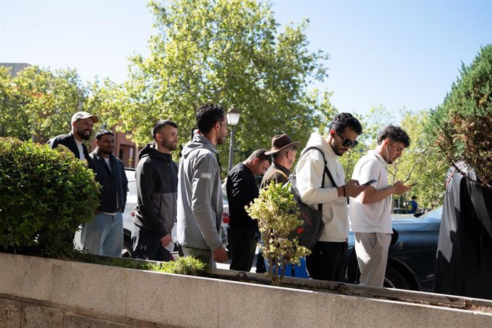 Varias personas hacen cola para entrar en la Embajada y Consulado de Marruecos en Madrid.