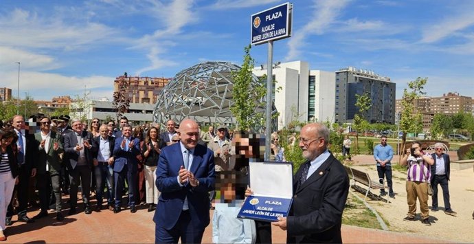 El alcalde de Valladolid, Jesús Julio Carnero, junto al exalcalde de la ciudad Francisco Javier León de la Riva durante la inauguración de la plaza con su nombre en la Ciudad de la Comunicación
