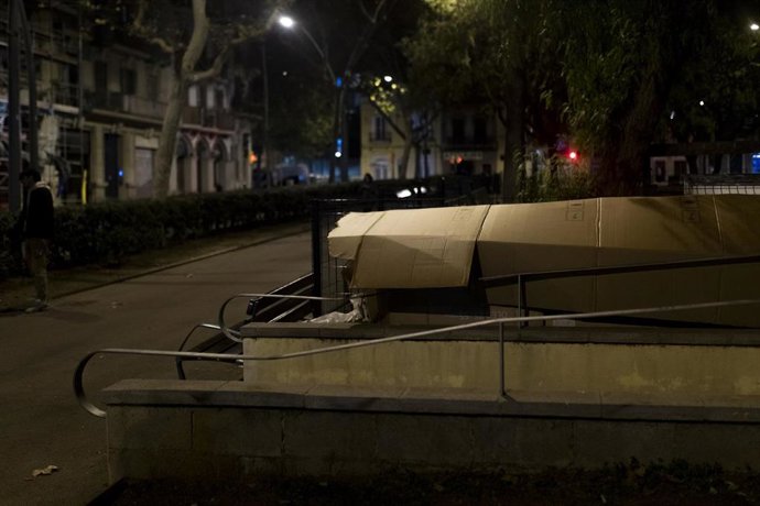 Archivo - Una persona sin hogar duerme en la calle en Barcelona 