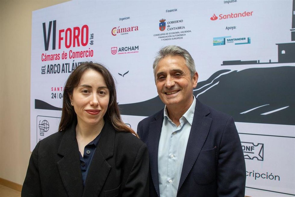 La directora general de Fondos Europeos, Marta García Hospital, y el presidente de la Cámara de Comercio de Cantabria, Tomás Dasgoas, presentan en rueda de prensa el VI Foro de las Cámaras de Comercio del Arco Atlántico.
