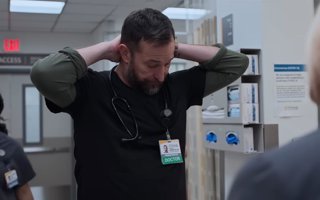 El catártico final de la temporada 2 de The Pitt, explicado: ¿Sigue Robby pensando en ((SPOILER))?