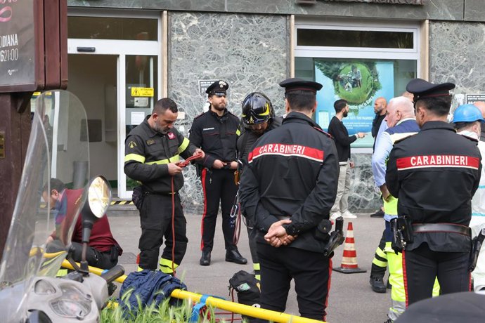 Imagen de archivo de agentes de la Policía italiana tras el atraco en un banco de Nápoles.
