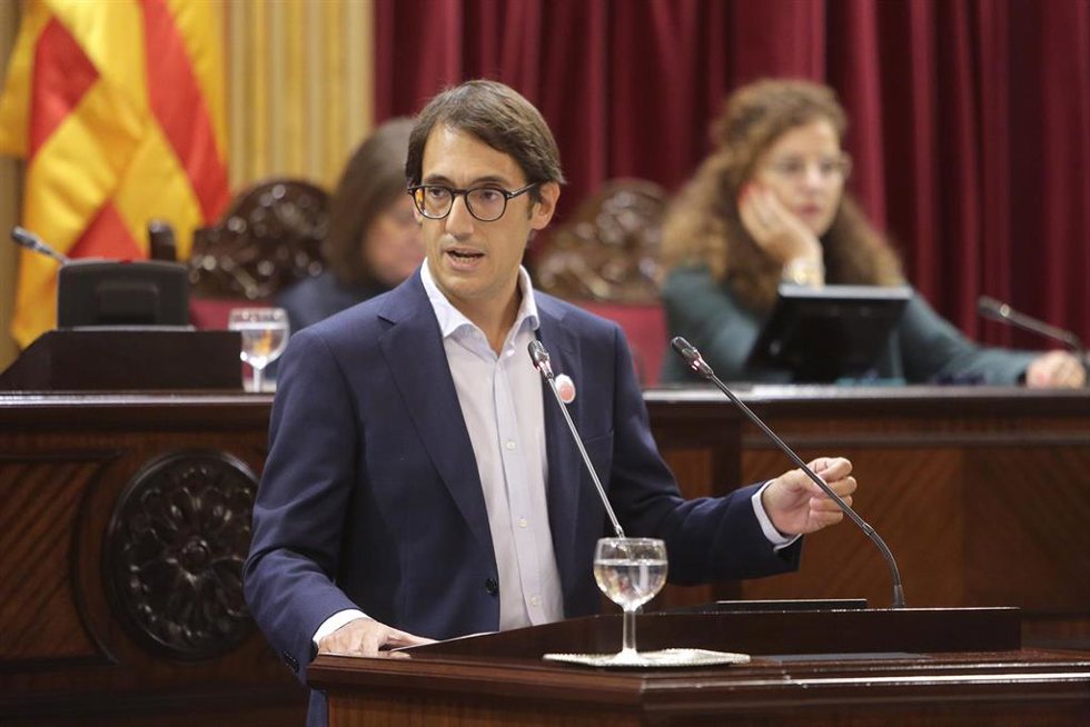 Archivo - El portavoz del PSIB en el Parlament, Iago Negueruela, en el Parlament de Baleares