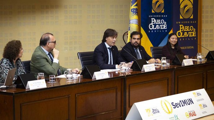 El rector de la UPO, Francisco Oliva, durante su intervención, junto al consejero de Turismo y Andalucía Exterior, Arturo Bernal.