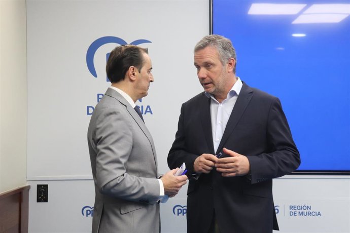 El vicesecretario de Organización, Comunicación y Electoral del PP de la Región de Murcia, Joaquín Segado, junto al vicesecretario de Política Municipal, Víctor López Abenza