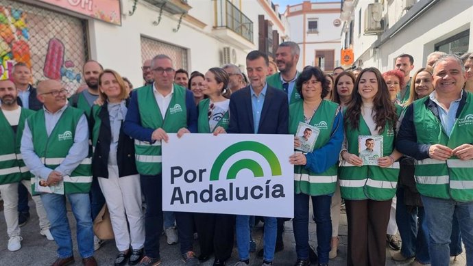 El candidato de Por Andalucía a la presidencia de la Junta, Antonio Maíllo, en un encuentro con varios alcaldes y concejales de la coalición.