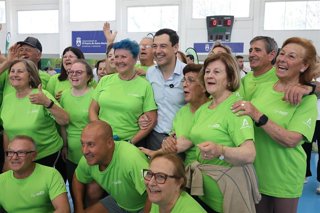El presidente de la Junta de Andalucía, Juanma Moreno, saluda a participantes de la fase final de la Liga M100 'Más vida' que tiene lugar en El Puerto de Santa María (Cádiz). A 17 de abril de 2026 en El Puerto de Santa María, Cádiz (Andalucía, España). 