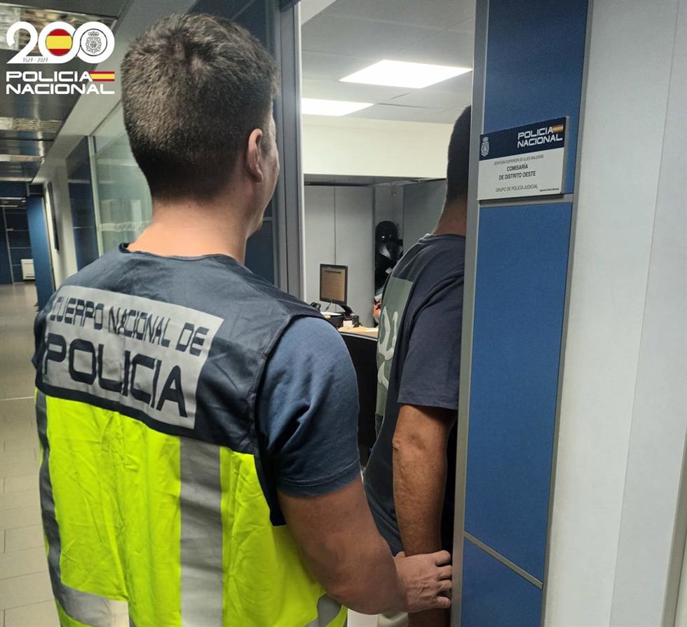 Un agente de la Policía Nacional, de espaldas.
