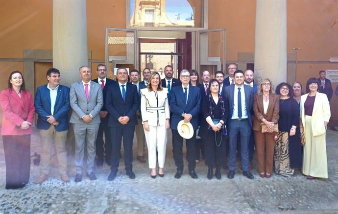 La secretaria general del PSOE Aragón, Pilar Alegría, con la delegación de este partido que ha asistido al acto oficial del Día de Aragón en Huesca.