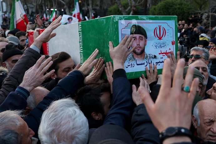 Archivo - 12 marzo, 2026 I Cientos de iraníes se congregan para honrar la memoria de un militar iraní muerto en combate