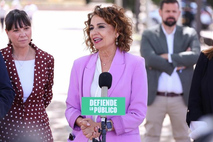 La secretaria general del PSOE-A y candidata a la Junta, María Jesús Montero, atiende a los medios en Pozoblanco (Córdoba).