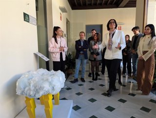 La delegada de Desarrollo Educativo y Formación Profesional de la Junta en Granada, María José Martín, recorre la exposición 'Un lugar en el mundo'.