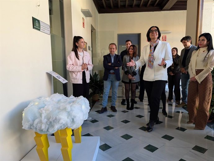 La delegada de Desarrollo Educativo y Formación Profesional de la Junta en Granada, María José Martín, recorre la exposición 'Un lugar en el mundo'.