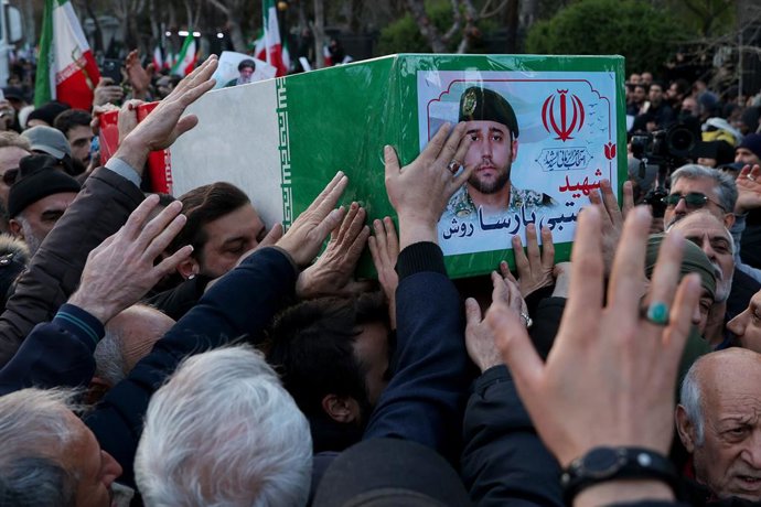 Archivo - March 12, 2026, Tehran, Iran: Iranians attend the funerals of Islamic Revolutionary Guard Corps (IRGC) commanders, army officers and civilians killed in the early days of U.S. and Israeli strikes on Iran, in Tehran, Iran. Washington launched str