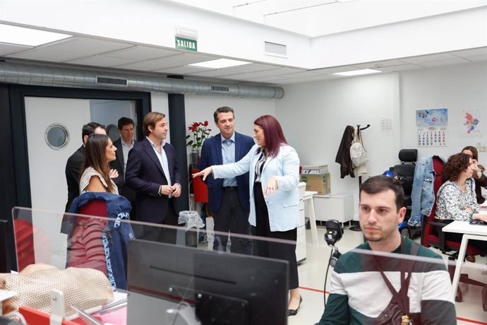 El coordinador de campaña del PP de Andalucía y líder de la candidatura cordobesa, Antonio Repullo, en Fepamic con el alcalde de Córdoba y miembro de la candidatura, José María Bellido, y la candidata número cuatro, Beatriz Jurado.