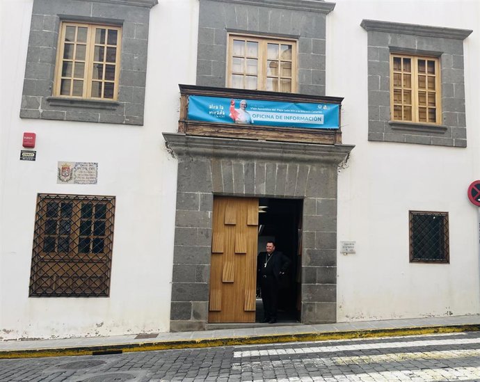 El obispo auxiliar de la Diócesis de Canarias, Cristóbal Denis, en la Oficina de Información en Las Palmas de Gran Canaria
