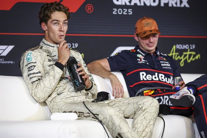 Archivo - Geroge Russell junto a Max Verstappen tras un Gran Premio 