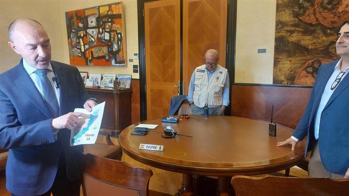 El delegado del Gobierno de Aragón, Fernando Beltrán, antes de realizar una demostración por el Día Mundial del Radioaficionado.