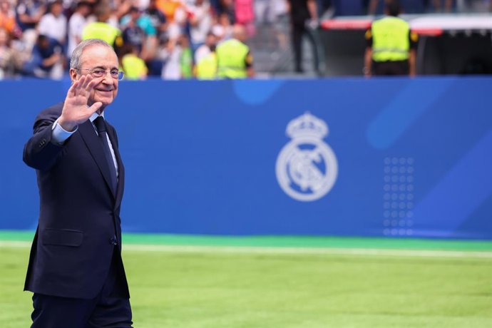 Archivo - Florentino Perez Rodriguez, President of Real Madrid, reacts during the presentation of Kendrick Felipe as new player of Real Madrid at Santiago Bernabeu stadium on July 27, 2024 in Madrid, Spain.