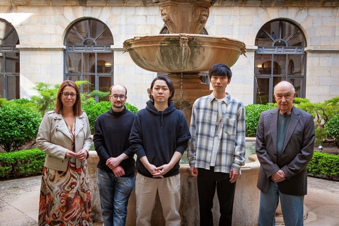 Los finalistas del concurso (c), junto a África Colomo y Albert Attenelle.