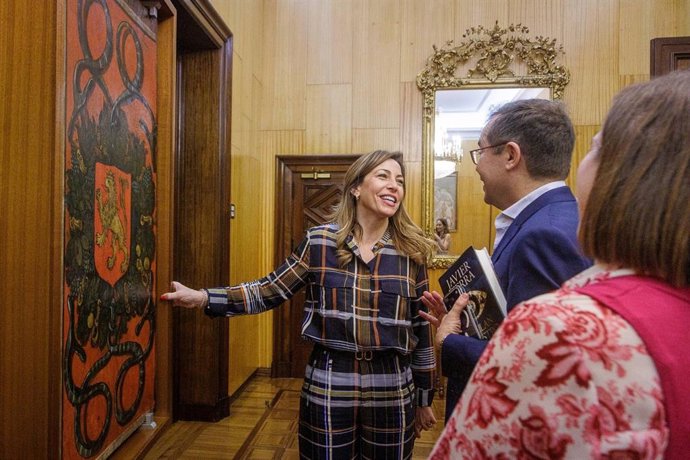 La alcaldesa, Natalia Chueca, con el escritor turolense, Javier Sierra, con motivo de la Lectura Pública por el Día del Libro