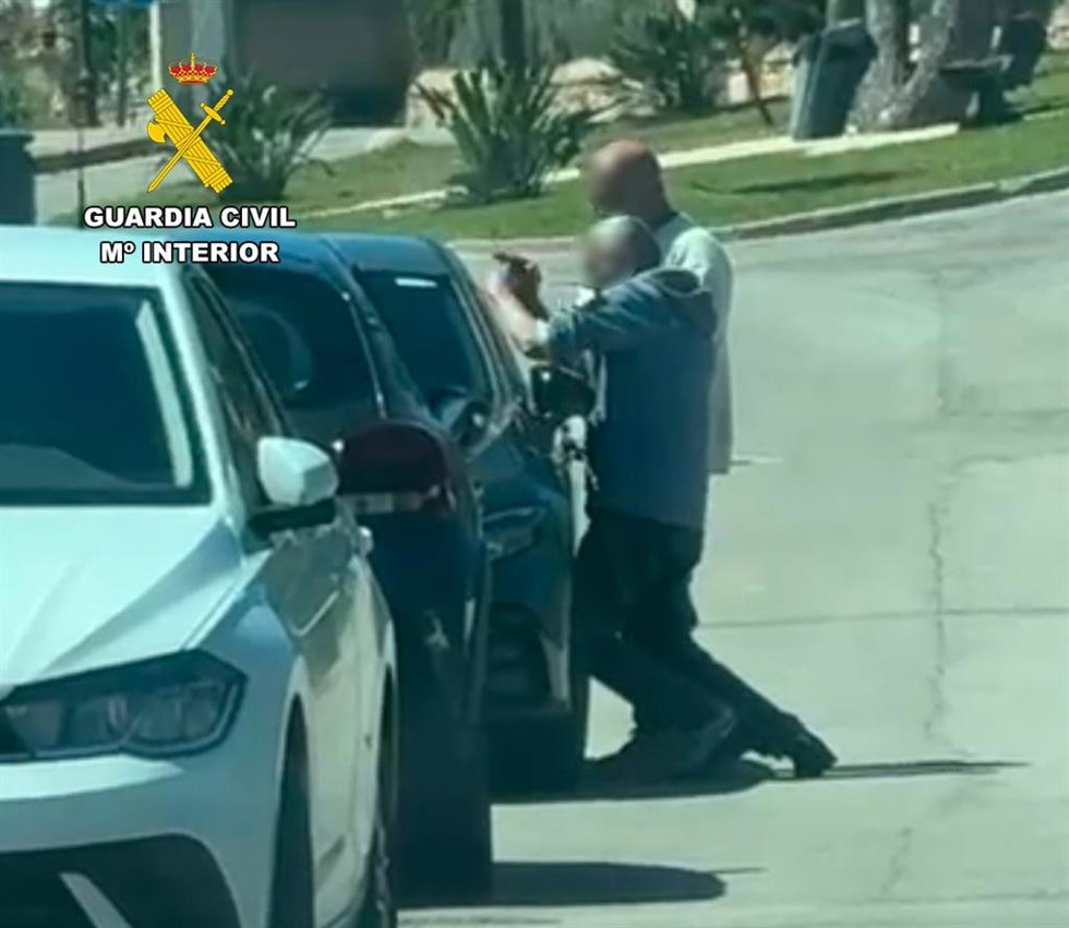 Sucesos.- Pasan a disposición judicial dos detenidos reincidentes por intentar robar dentro de un coche en Cala Figuera