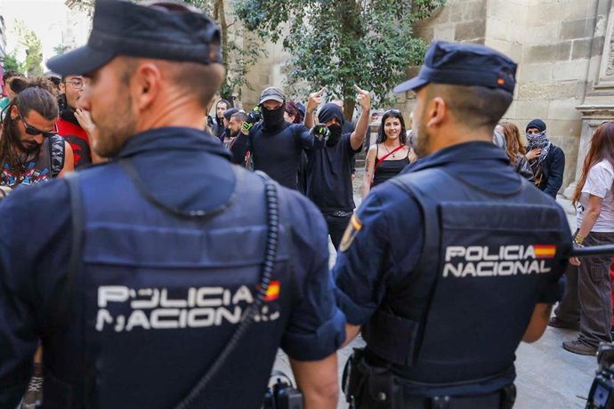 Incidentes al inicio del mitin de Santiago Abascal (Vox) en la Plaza de las Pasiegas, de Granada capital 