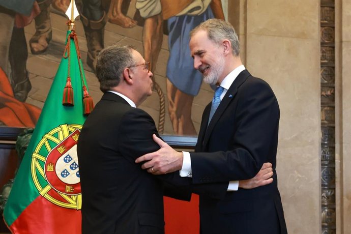 El Rey Felipe VI saluda al nuevo presidente de Portugal, José Seguro, tras asumir el cargo el 9 de marzo de 2026