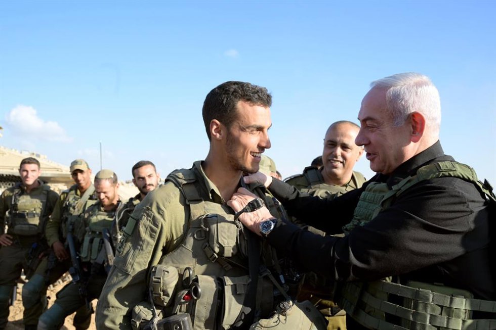 Archivo - HANDOUT - 19 October 2023, Israel, -: Israeli Prime Minister Benjamin Netanyahu meets with soldiers from the IDF Golani Brigade 51st Battalion at an assembly point near Gaza.