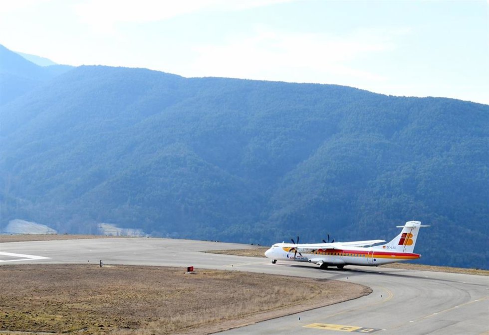 Archivo - Un avión de Air Nostrum en el aeropuerto de Andorra-la Seu d'Urgell.