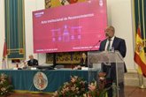 Foto: La UCLM obsequia a sus doctores 'honoris causa' con un vítor en los muros de su histórico Paraninfo del Rectorado