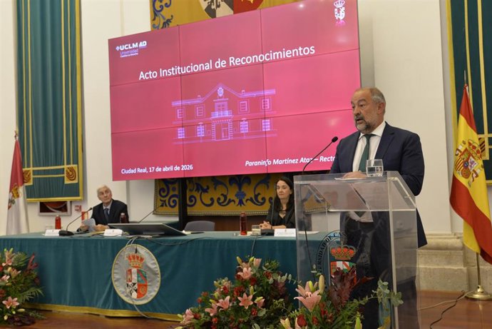 El rector, Julián Garde, durante el acto de reconocimientos.