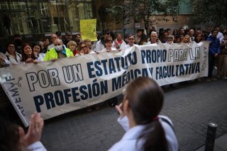 Varias personas durante una concentración, frente a la Consejería de Sanidad, a 19 de marzo de 2026, en Madrid (España). La concentración se enmarca en la huelga médica y facultativa convocada a nivel estatal contra el nuevo Estatuto Marco, que los médico