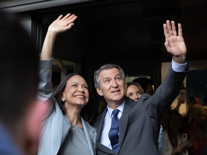 O presidente do Partido Popular, Alberto Núñez Feijóo, mantém uma reunião com a opositora venezuelana María Corina Machado, em 17 de abril de 2026, em Madri (Espanha). Feijóo se reúne com María Corina Machado em Madri para demonstrar o apoio do Pa